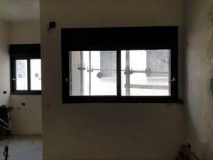 חלונות אלומיניום להזזה פרופיל 7500 עם תריס חשמלי חלונות אלומיניום להזזה פרופיל 7500 עם תריס חשמלי