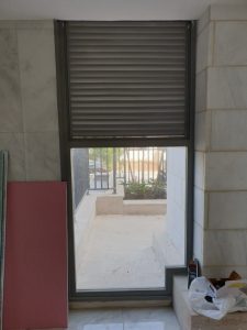 דלת אלומיניום עם תריס חשמלי קליל 2000 דלת אלומיניום עם תריס חשמלי קליל 2000
