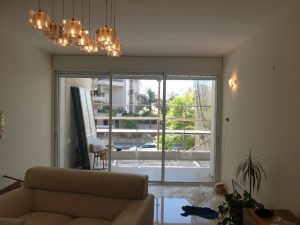 דלתות הזזה מאלומיניום פרופיל 9000 עם צלונים דלתות הזזה מאלומיניום פרופיל 9000 עם צלונים