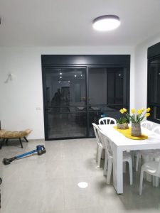 דלתות אלומיניום עם תריסים חשמליים דלתות אלומיניום עם תריסים חשמליים