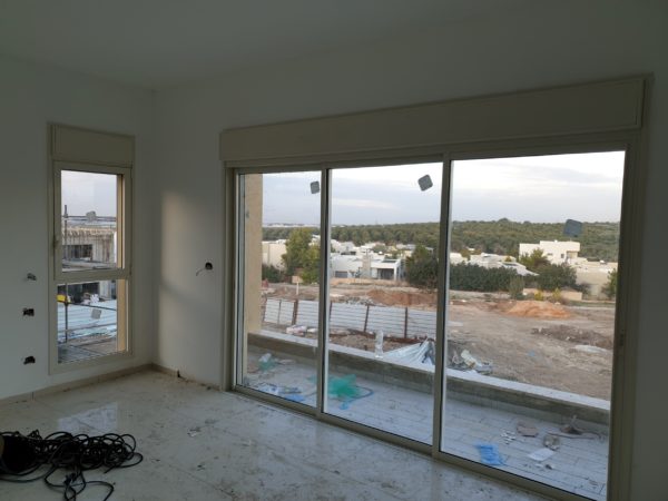 דלתות הזזה מאלומיניום פרופיל 9000 עם צלונים